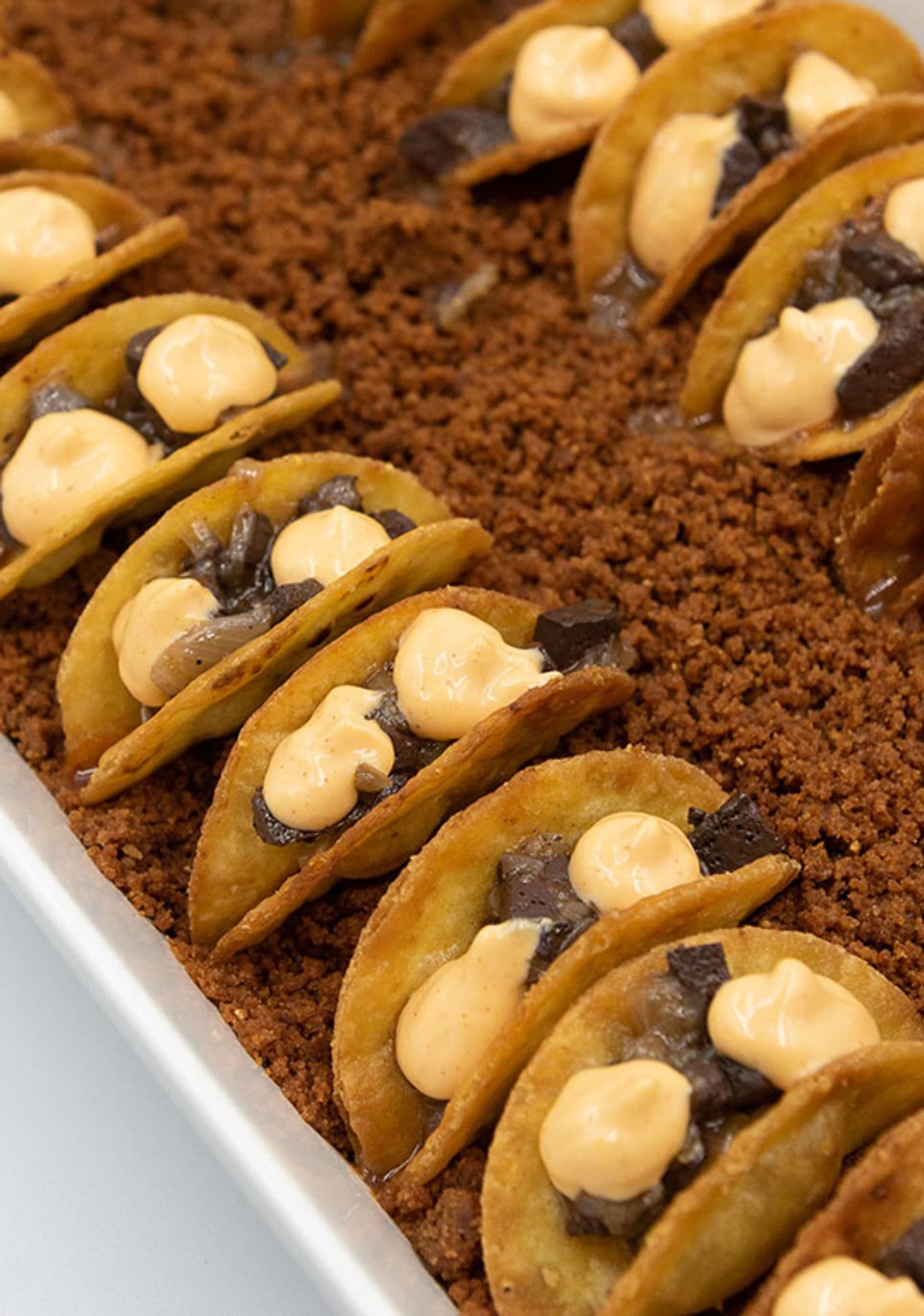 Referencia de aperitivo para cóctel de recetas de autor. Taco de sang amb ceba y emulsión de kimchie by Vicente Patiño
