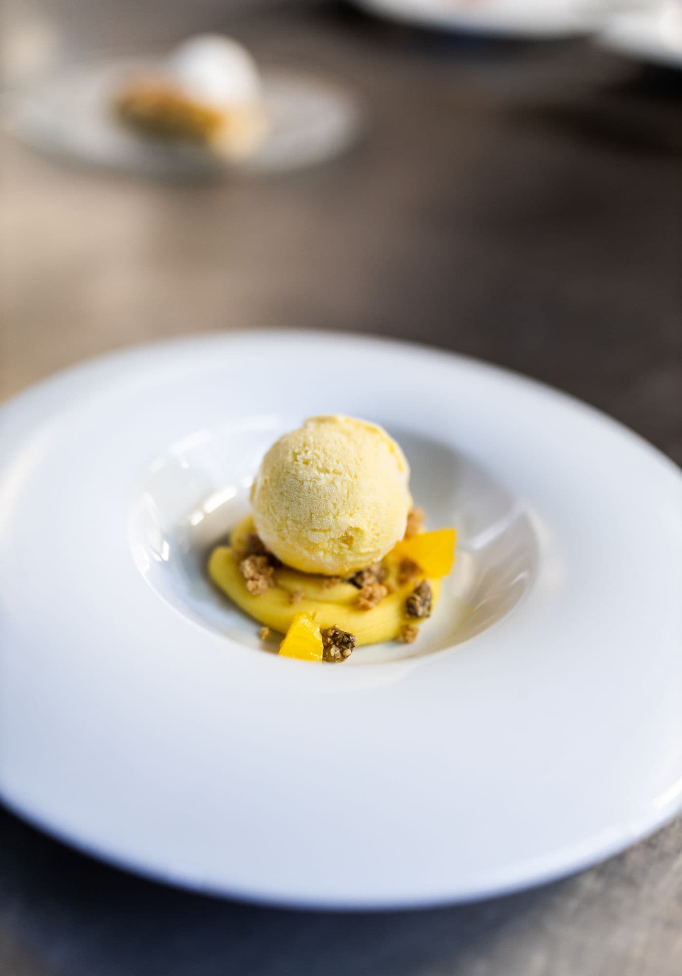 Postre Cítricos. Cremoso de pasión, sésamo garrapiñado y migas de galleta de mantequilla. Kook´s
