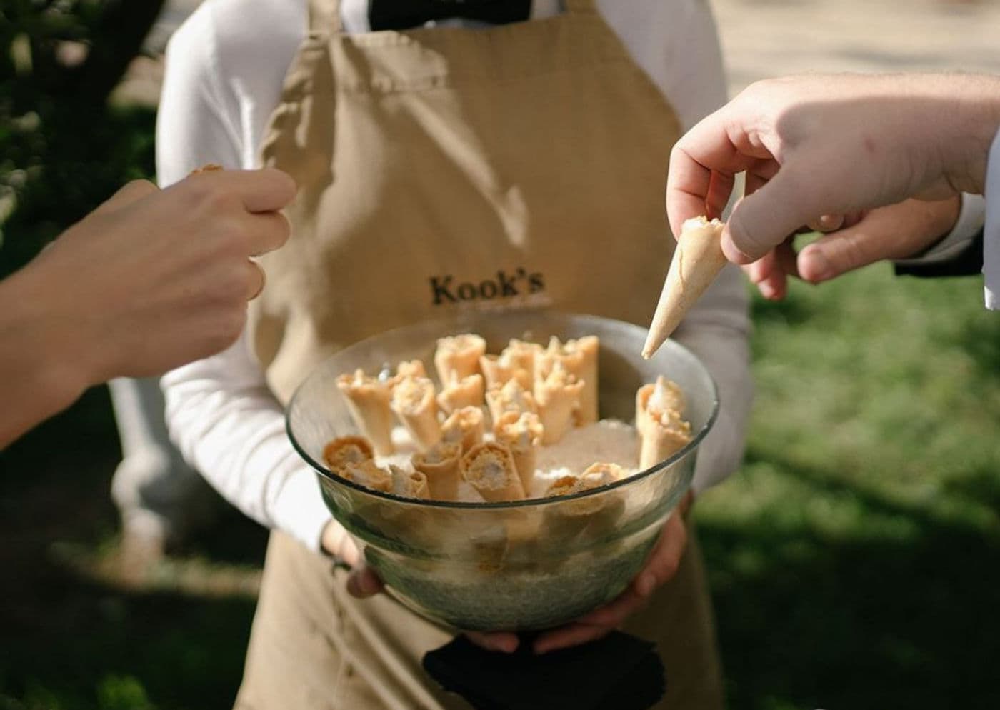 Referencia de aperitivo del catering para bodas Kook´s. Cucurucho de perdiz en escabeche y frambuesa by Teresa Gutiérrez