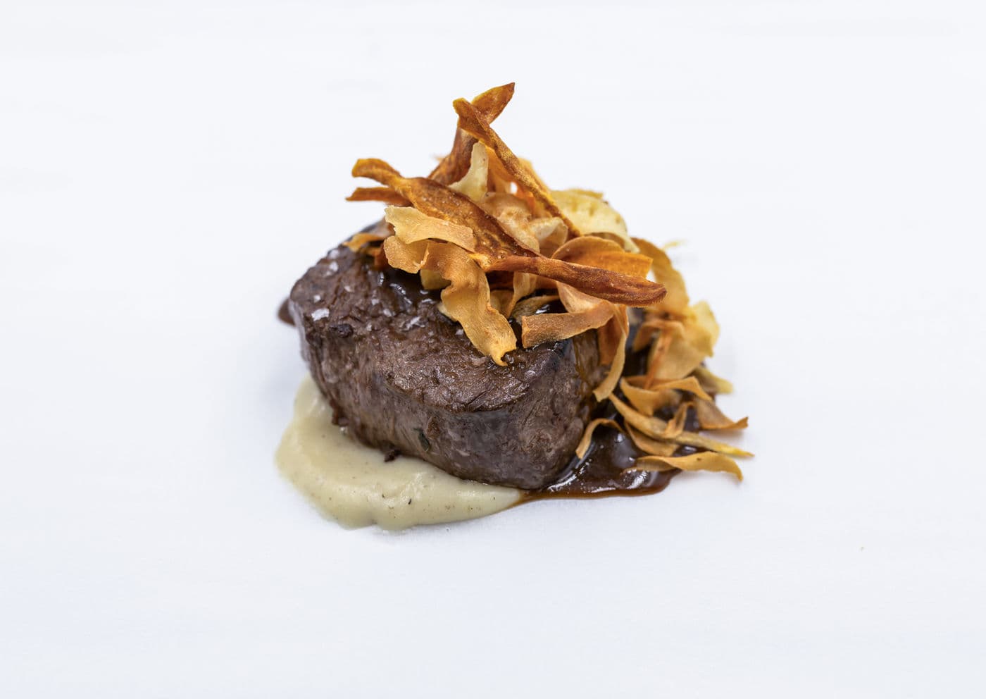 Solomillo de ternera, cremoso de patata, queso y trufa con chips de tubérculos by Vicente Patiño