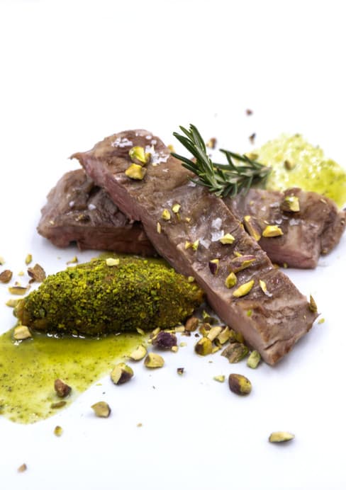 Pluma ibérica con quenelle de boniato y pistachos by Teresa Gutiérrez