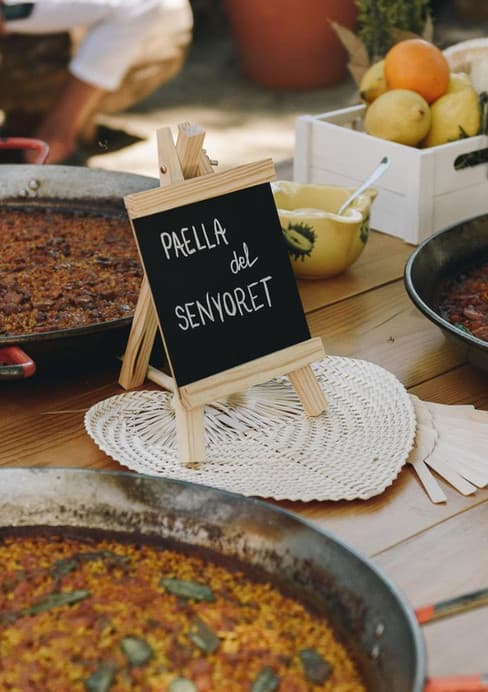 Puesto de paellas elaboradas por el catering de autor Kook´s