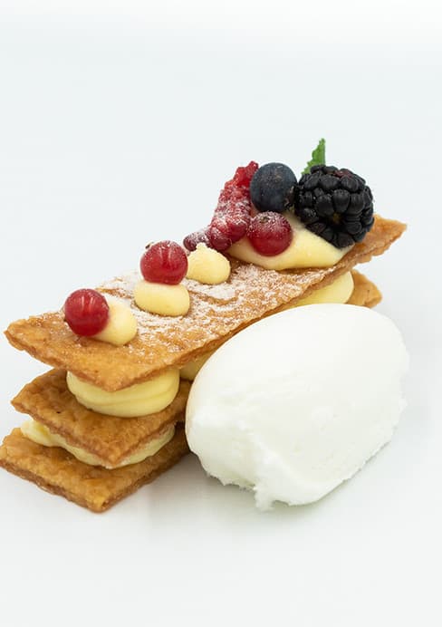 Milhojas de crema con helado de queso y frutos rojos by Teresa Gutiérrez