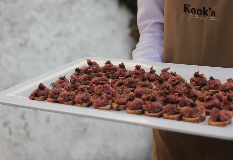 Steak tartar en tosta y alcaparra frita by Dani y Roseta