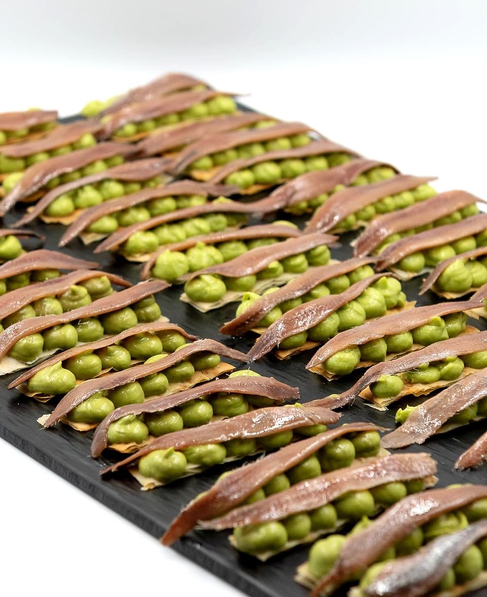 Coca filo de anchoa y guacamole by Quique Barella