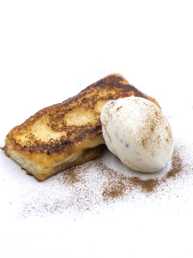Torrija de horchata con helado de leche merengada, creada por Quique Barella